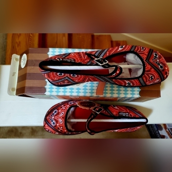 Hot Chocolate Design Red Bandana Maryjane Flats Sz 39/9 NWT - Picture 3 of 4